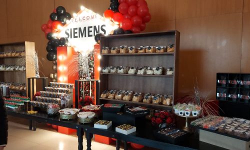 Mesa de dulces para evento de fin de año de Siemens